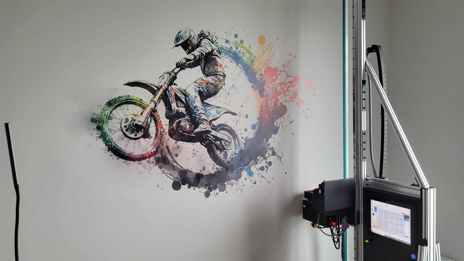 Motocyklista w kolorowym okręgu na szarej ścianie