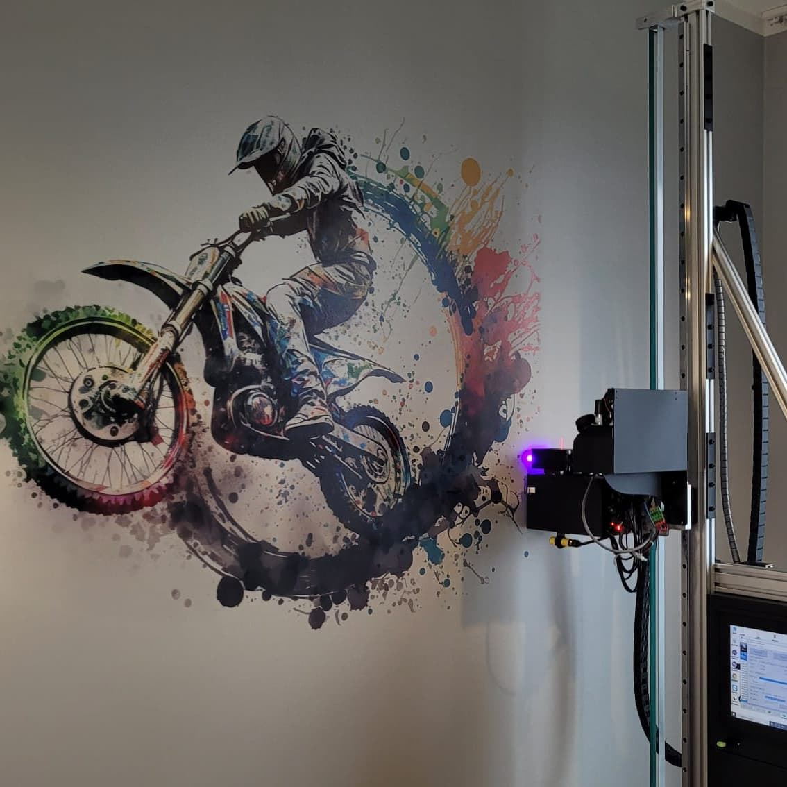 Drukarka ścienna kończy kolorowy nadruk motocyklisty na ścianie