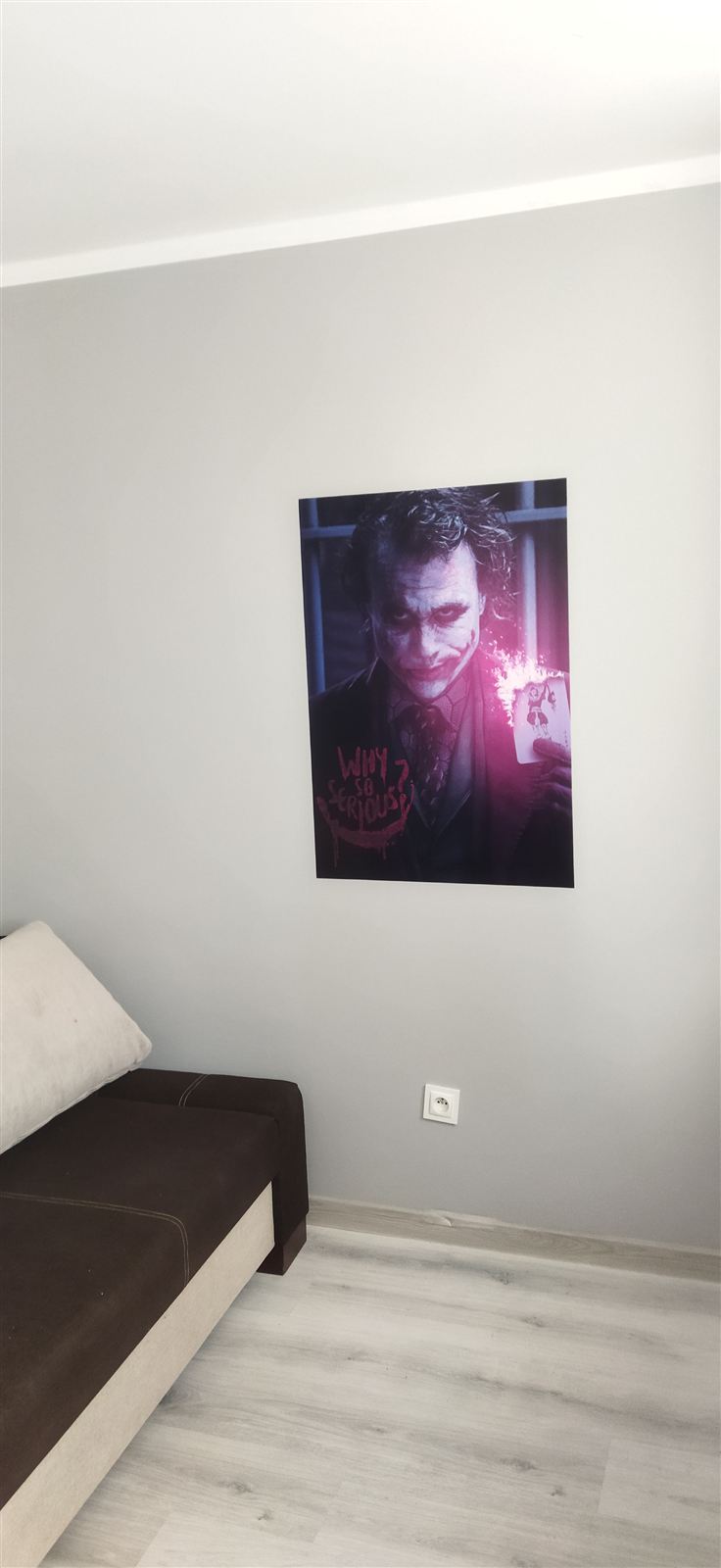 Portret postaci filmowej w neonowych kolorach na ścianie pokoju