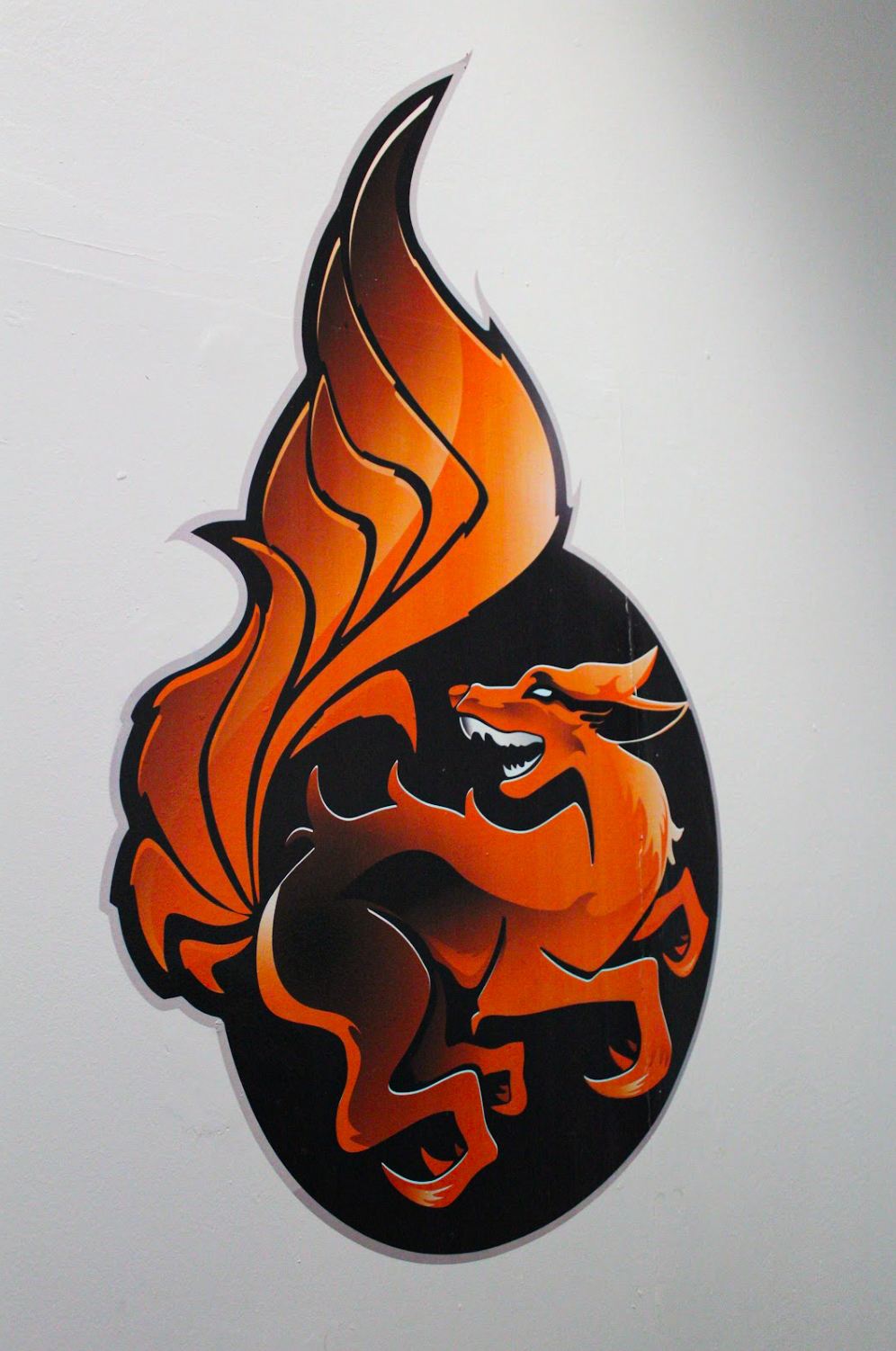 Logo z lisem wydrukowane bezpośrednio na ścianie